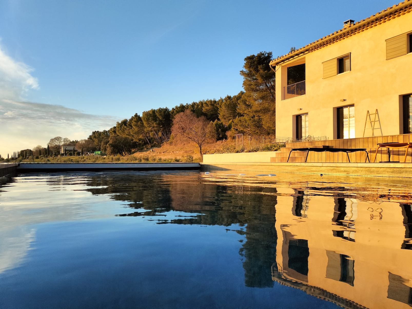 Mas des Buissons reflected in pool